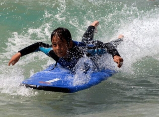 nino surfeando